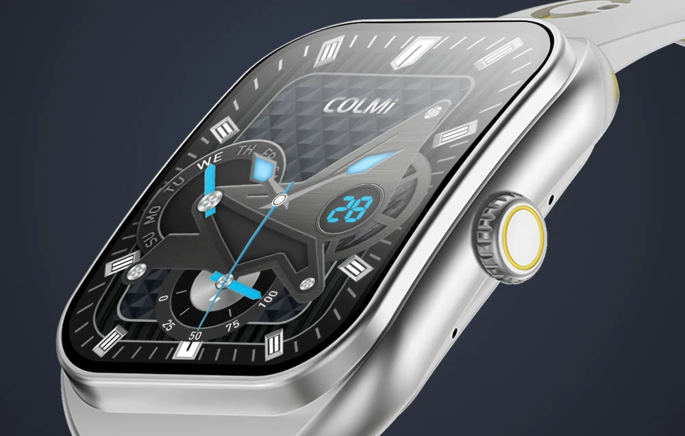 Prim plan al ecranului argintiu al smartwatch-ului.