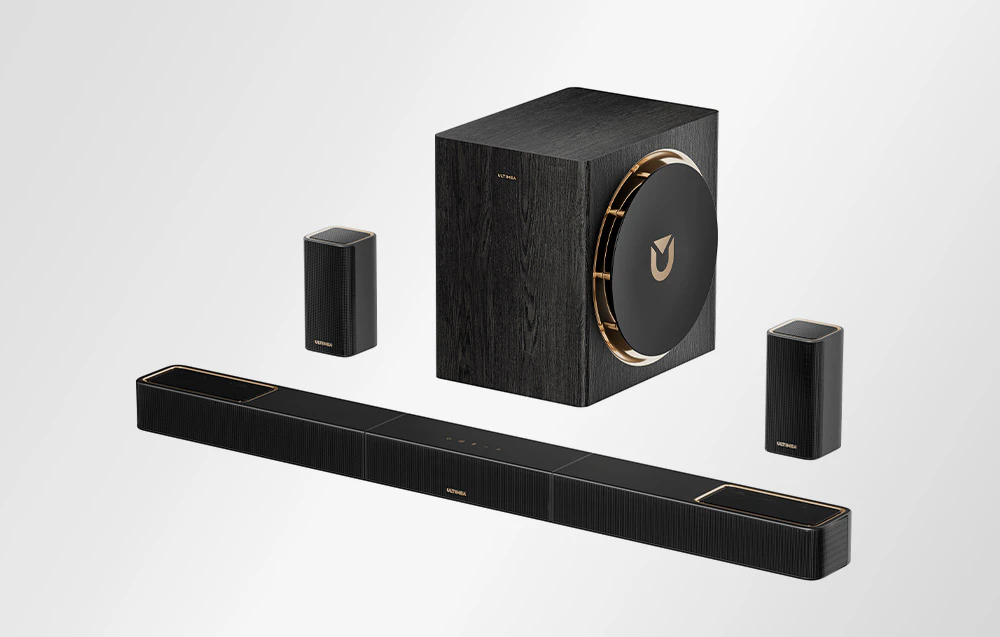 Sistem home theater ULTIMEA format dintr-o bară de sunet, un subwoofer și două difuzoare satelit pe un fundal alb