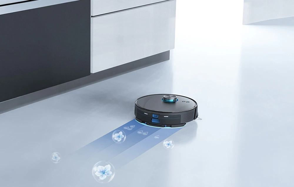 Un robot de curățenie negru Ultenic care șterge o podea de culoare deschisă, cu un efect vizibil de împrospătare