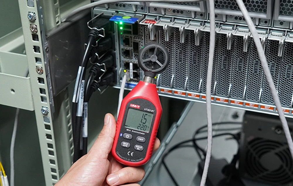 Mini-anemometrul portabil Uni-T măsoară vântul