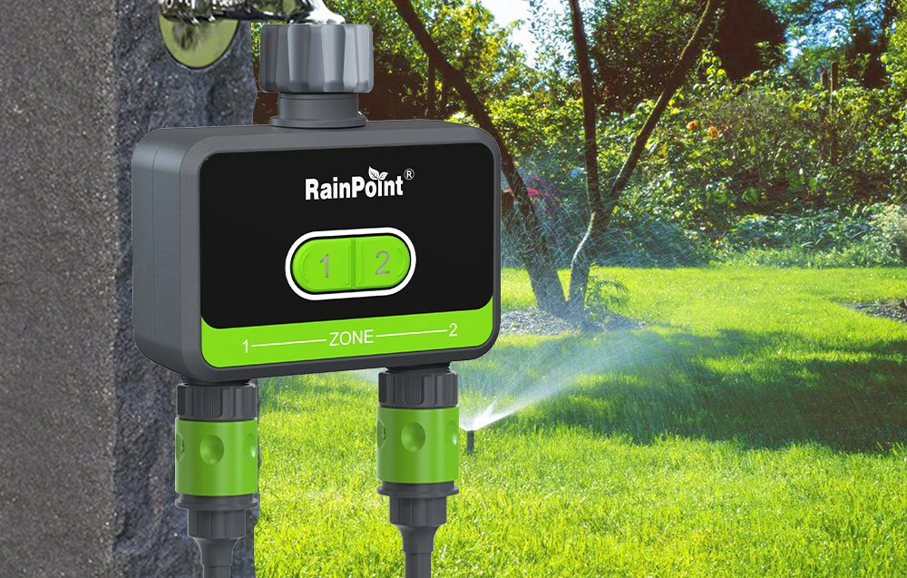Controler de irigații RainPoint verde, în spate grădină.