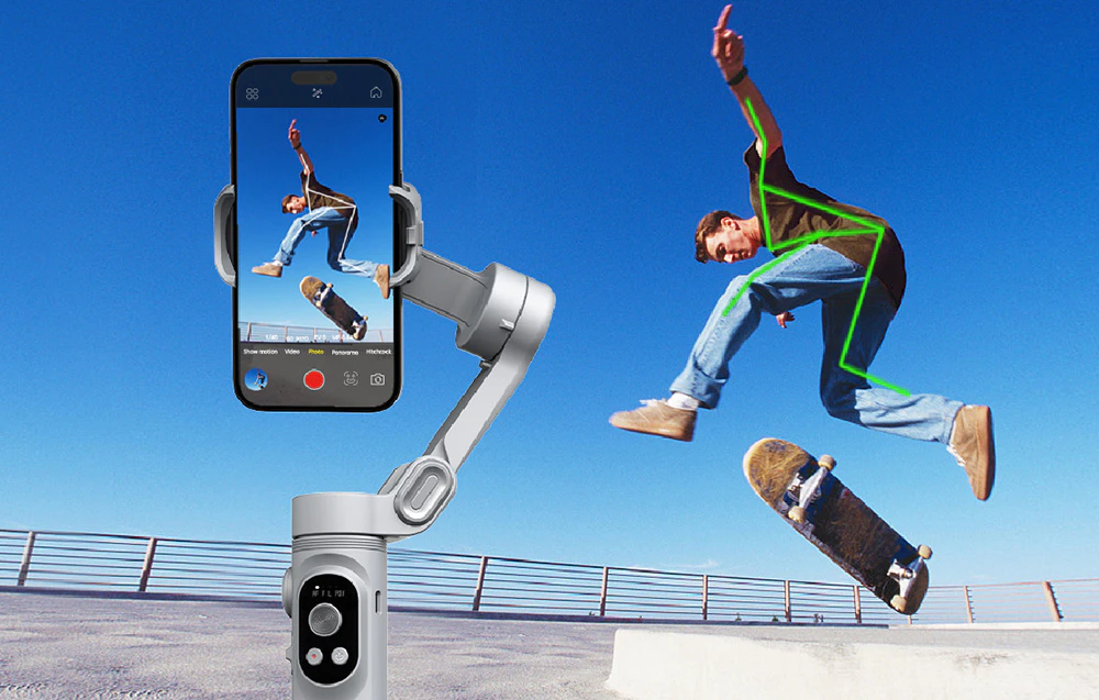 Un gimbal cu un smartphone care înregistrează un skater executând o figură, cu scheletul siluetei evidențiat în aplicație.