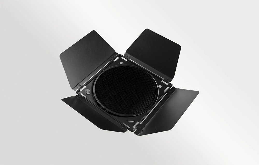 Set deschis de aripi fotografice negre cu o grilă de modificare a luminii montată în interior.