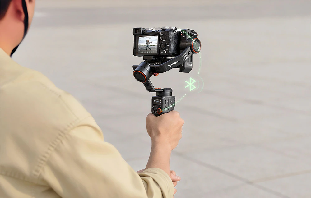 Un băiat care ține un gimbal cu o cameră