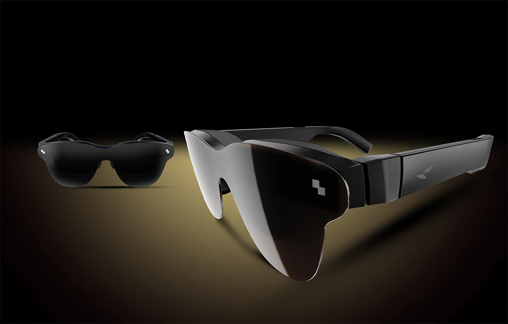 Două perechi de ochelari de soare futuristici, una în prim-plan, cealaltă în fundal