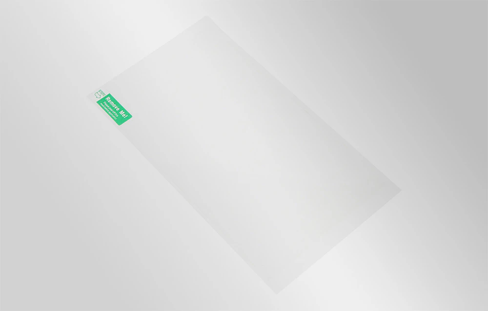Folie de protecție transparentă pentru ecran, cu un autocolant verde pentru a facilita îndepărtarea stratului de protecție.