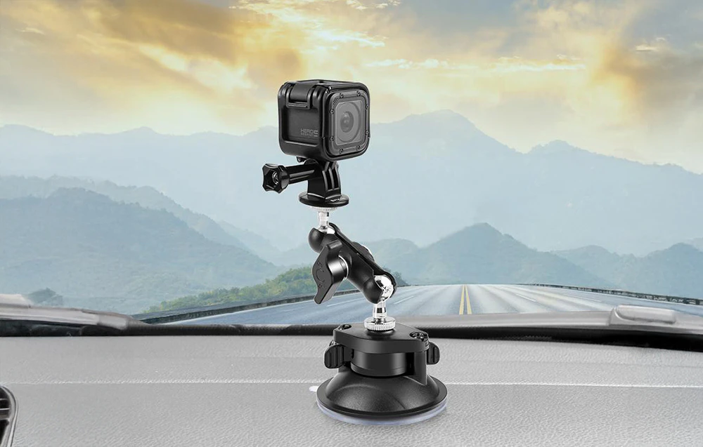 Cameră GoPro pe un suport cu ventuză montat pe tabloul de bord