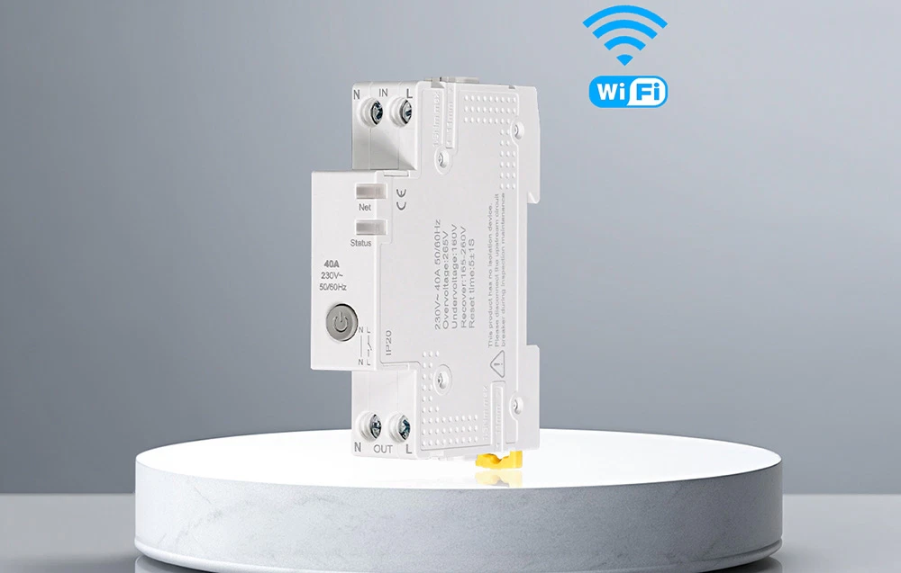 Controler inteligent cu modul wireless montat pe șină, cu borne de intrare și ieșire vizibile.