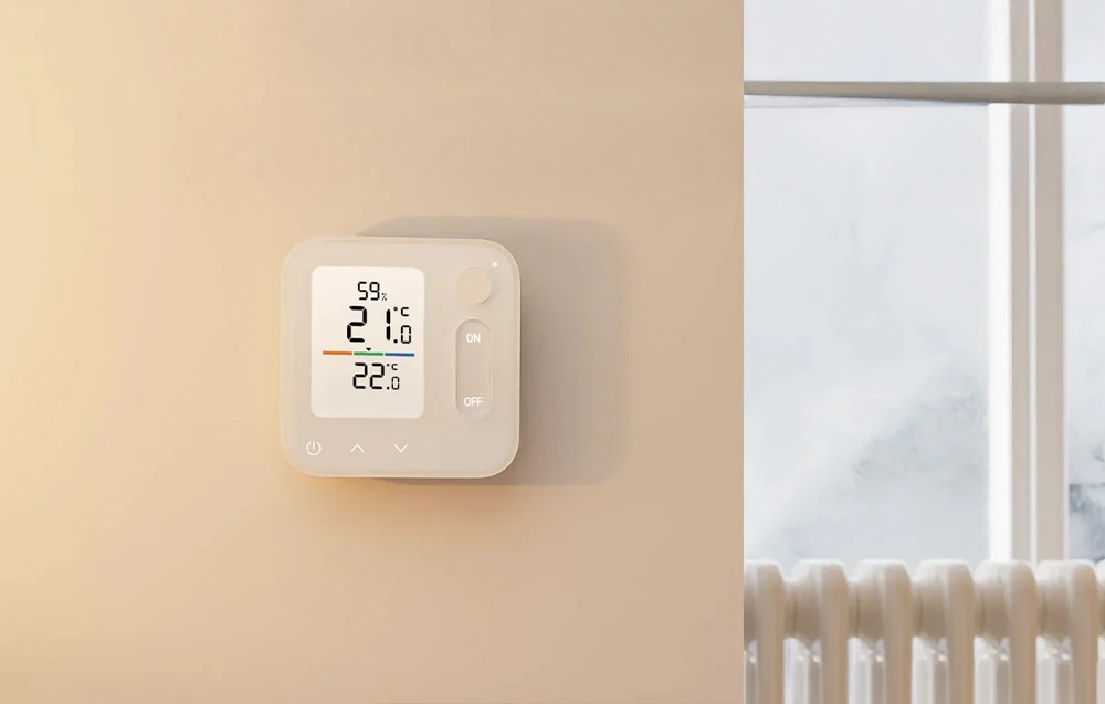 Panou de aer condiționat pe peretele luminos, fereastră și radiator pe partea dreaptă