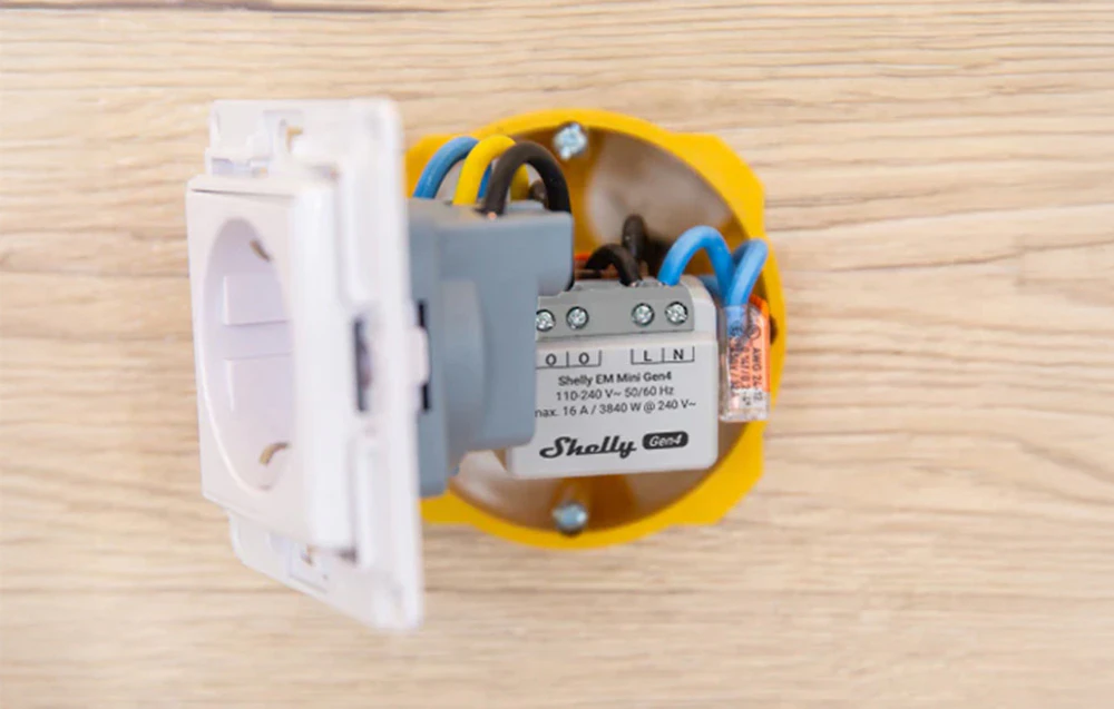 Contor de energie Shelly într-o cutie de instalare
