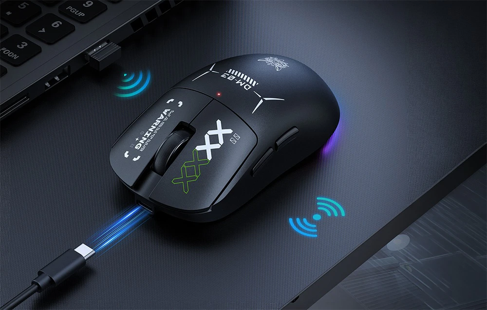 Mouse de computer Onikuma negru cu cablu lângă un laptop