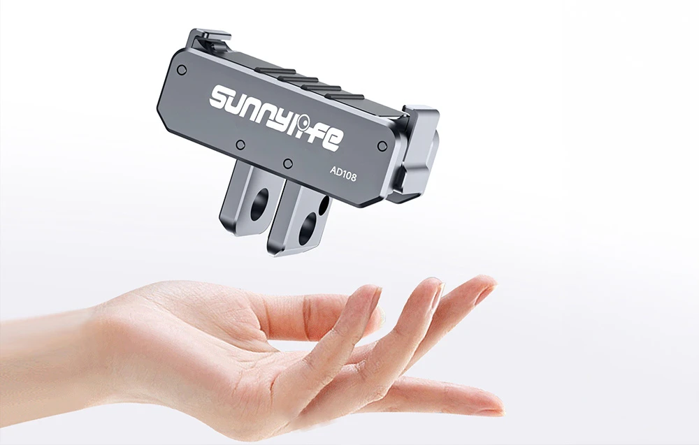 Adaptorul de montare Sunnylife AD108 bidirecțional, de culoare gri-argintiu, plutește deasupra unei mâini pe un fundal alb.