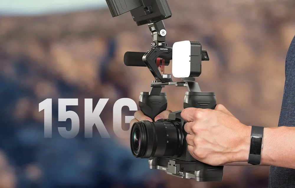 Un bărbat ține camera în stabilizator; în fundal, este vizibilă o etichetă mare cu „15KG”, care indică capacitatea maximă de încărcare a setului.