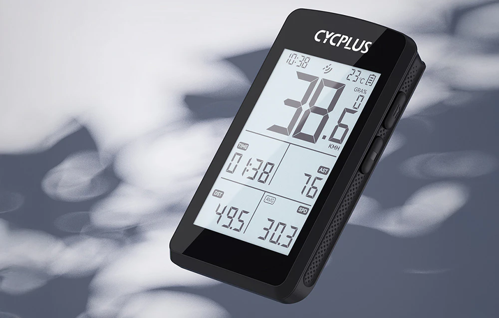 Calculator de bicicletă Cycplus M3 cu afișaj care arată viteza de 38,6 km/h pe un fundal încețoșat