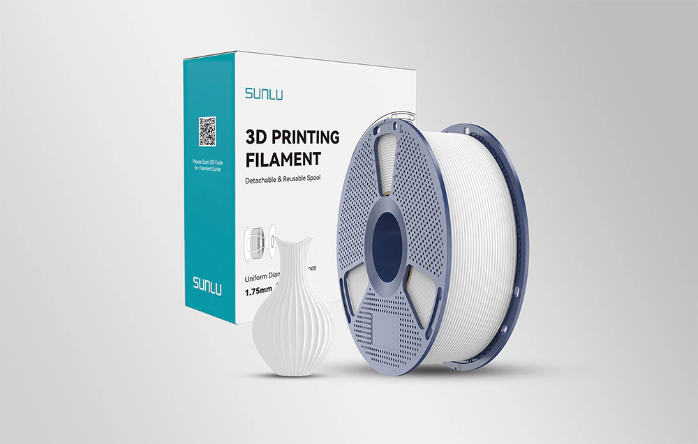 O bobină de filament alb lângă cutia producătorului și o vază albă cu textură ondulată.