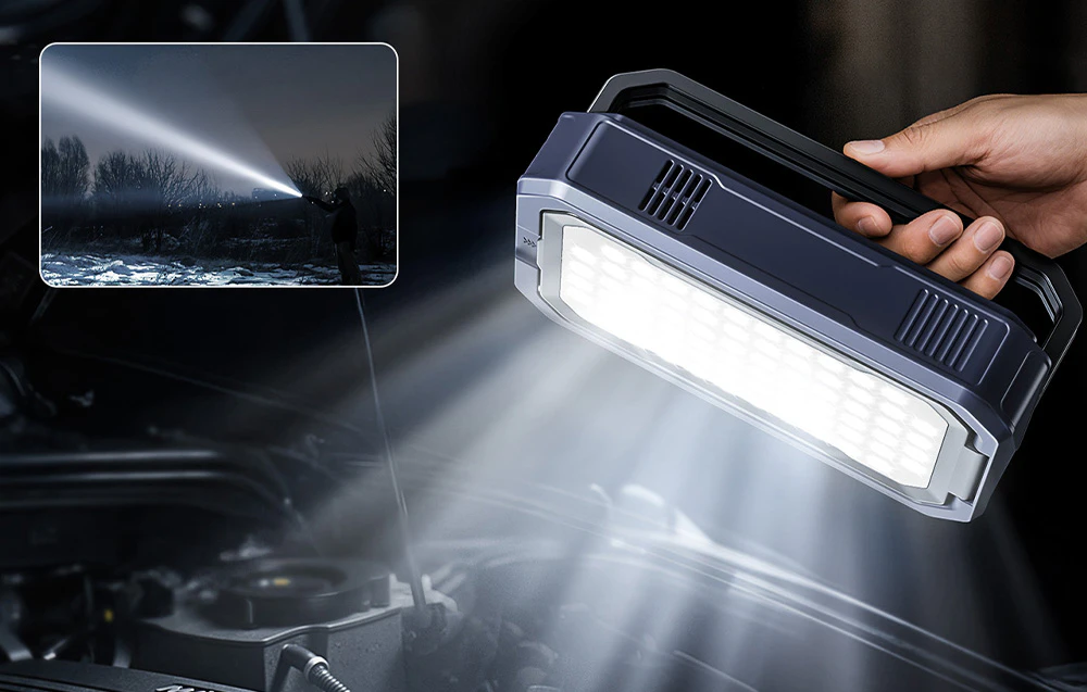 Un încărcător auto este folosit ca lanternă puternică pentru a ilumina motorul de sub capotă.