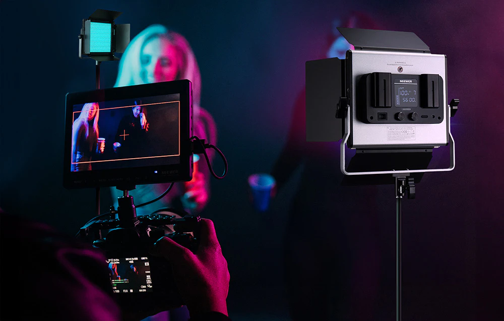 Set foto cu model, monitor de previzualizare și lumini