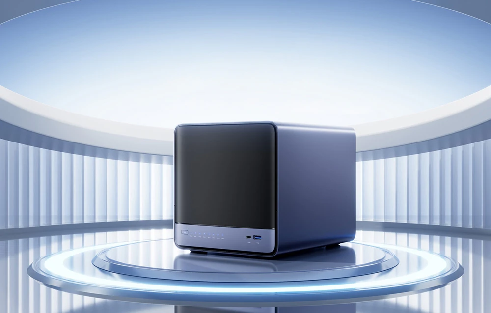 Un singur server NAS expus pe o platformă iluminată într-un interior futurist
