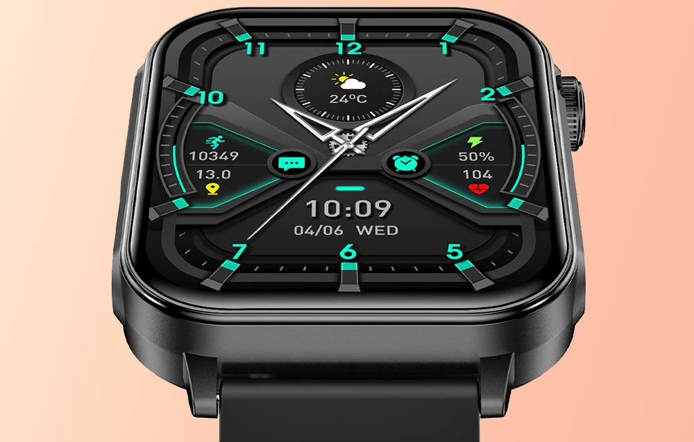 Prim plan al ecranului unui smartwatch negru care afișează ora.