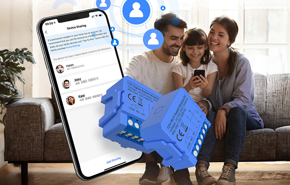 O familie stă pe canapea și folosește un smartphone de pe care controlează de la distanță modulul de comutare