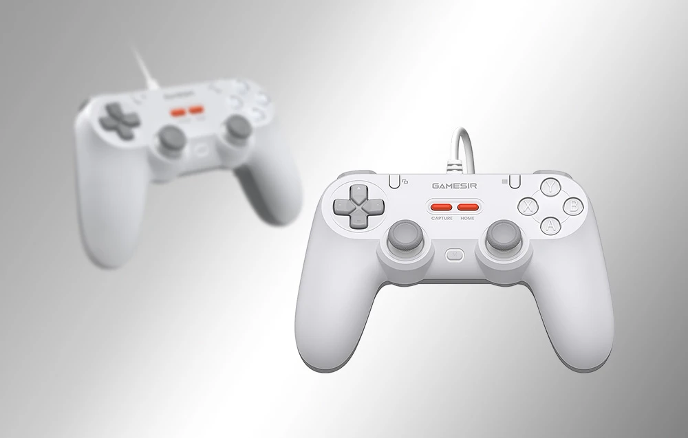 Două controlere GameSir albe plutind pe un fundal luminos, unul clar în prim-plan, celălalt neclar în spate.