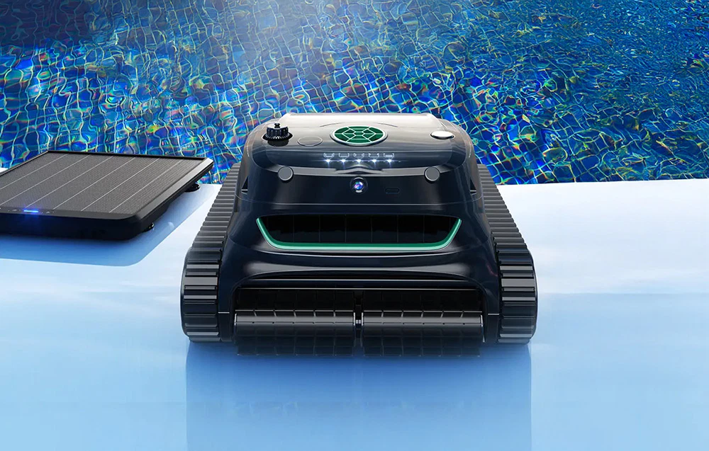 Robot de piscină Wybot pe marginea piscinei, lângă panoul solar