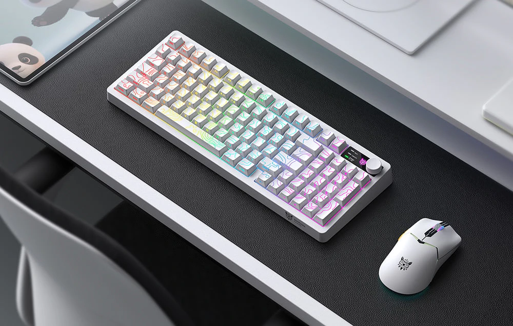 Tastatură și mouse de gaming pe un birou alb cu un mouse pad negru.