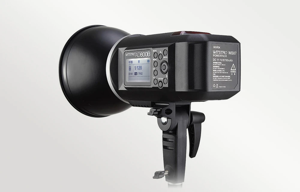 Blițul de studio Godox Witstro AD600B cu panou LCD vizibil și capac posterior negru