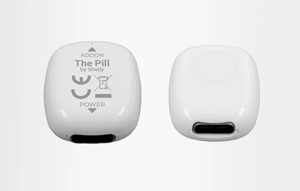 Senzor universal Shelly The Pill vizibil din față și din spate pe un fundal alb