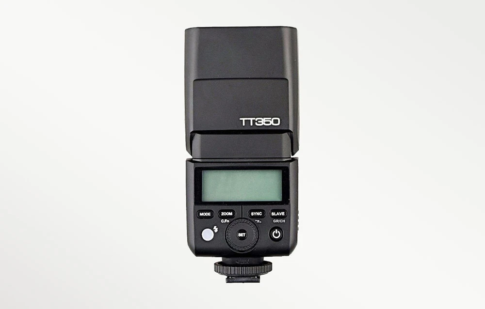 Panoul din spate al blițului Godox TT350, prevăzut cu un ecran LCD, butoane de control și un cadran