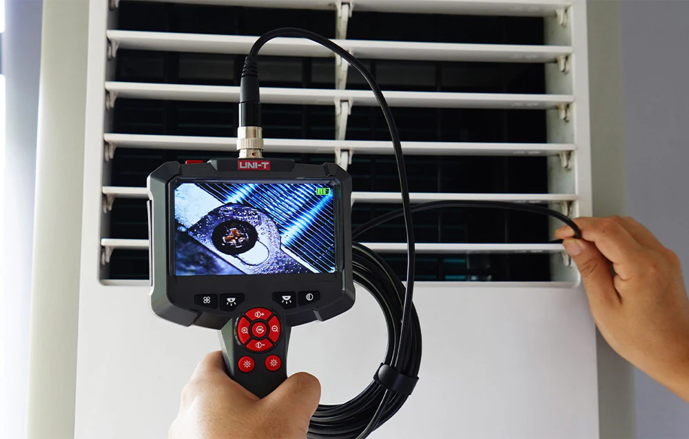 Boroscop video cu ecran utilizat pentru inspectarea interiorului unei unități de ventilație folosind o sondă flexibilă.