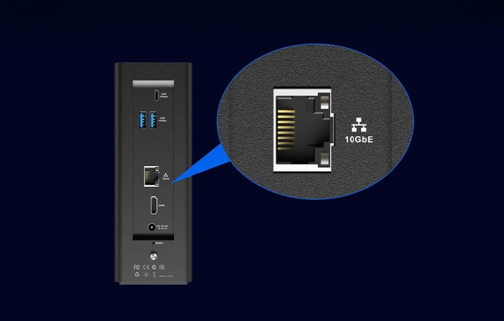 Panoul din spate al carcasei hard disk-ului cu porturi USB, HDMI și Ethernet, alături de un prim-plan al portului 10GbE