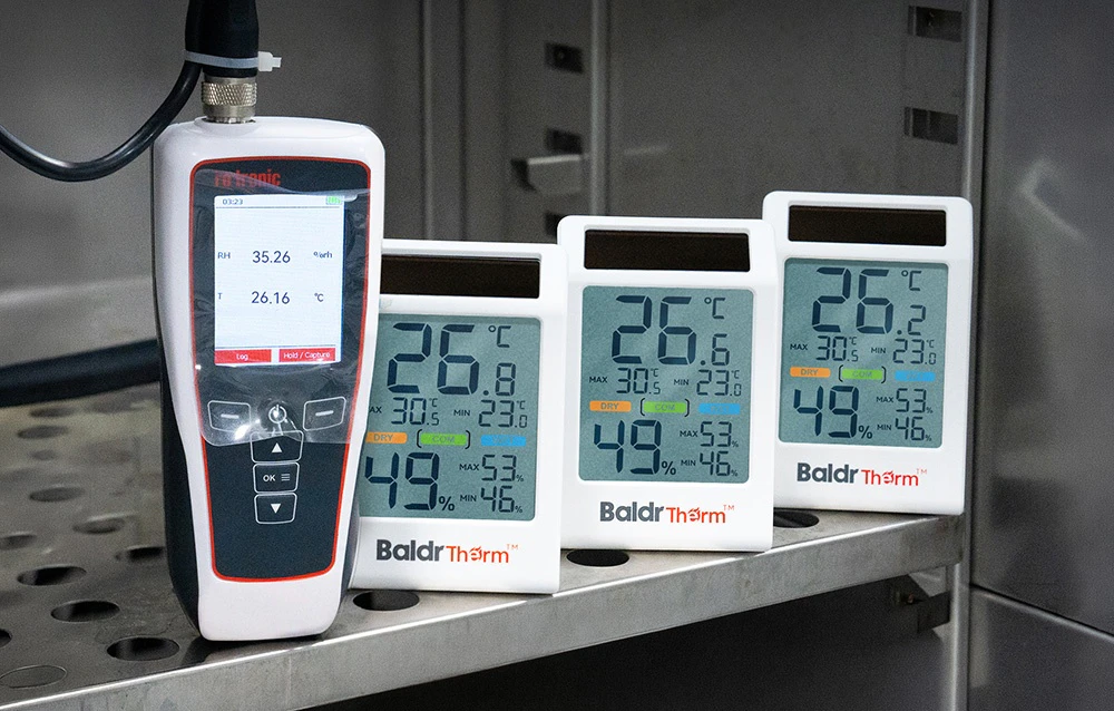 Termo-higrometre Rainpoint BALDRTHERM pe un raft metalic
