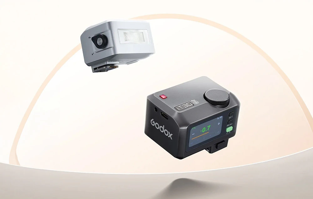 Blițul compact Godox iT30 Pro, de culoare argintie și neagră, prezentat din două unghiuri diferite