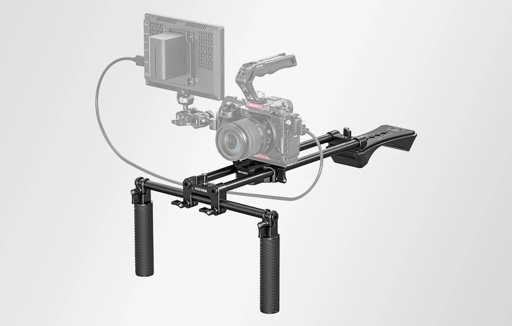 Suport de umăr Neewer cu două mânere și pernă de umăr, prezentat cu un kit de filmare atașat.