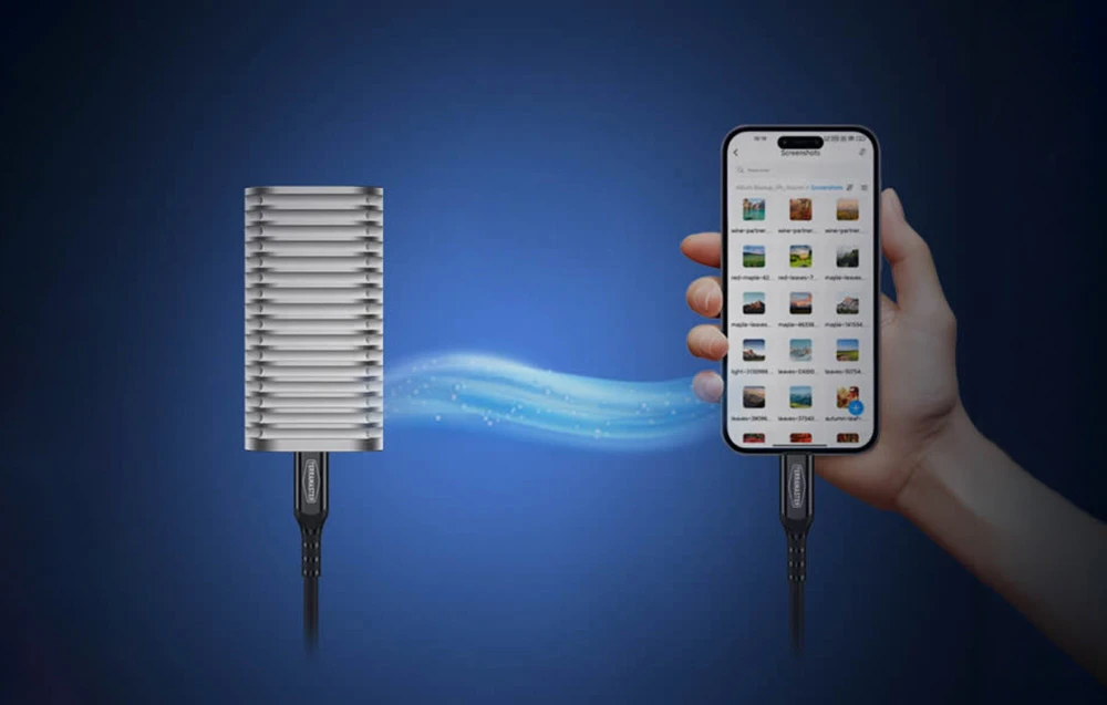 O carcasă argintie pentru SSD-uri TerraMaster conectată printr-un cablu la un smartphone, simbolizând transferul de date.