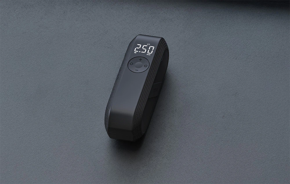 Inflator Cycplus A14 negru cu afișaj întins pe un fundal întunecat