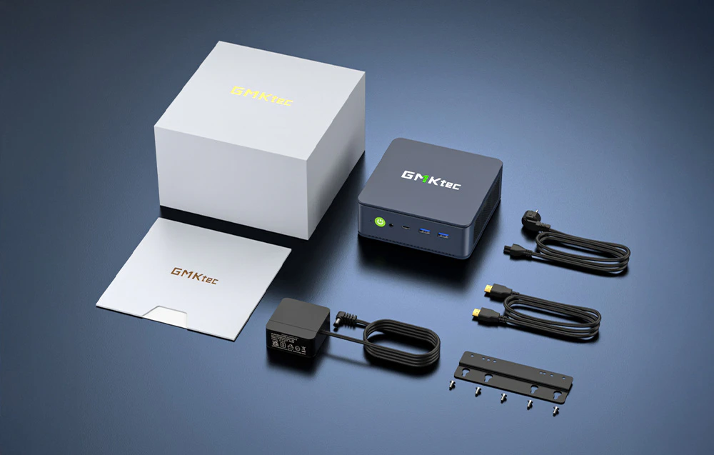 Conținutul kitului mini PC GMKtec, inclusiv computerul, sursa de alimentare, cablurile, suportul de montare, șuruburile și instrucțiunile