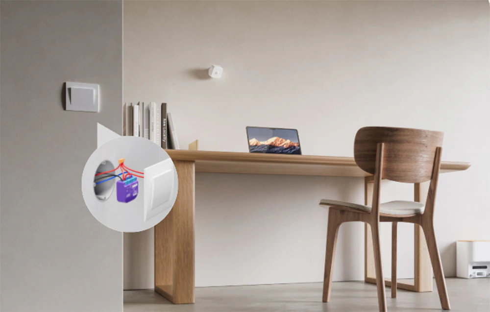 Un senzor de prezență pe perete deasupra unui birou și o diagramă care arată instalarea modulului într-o cutie electrică.
