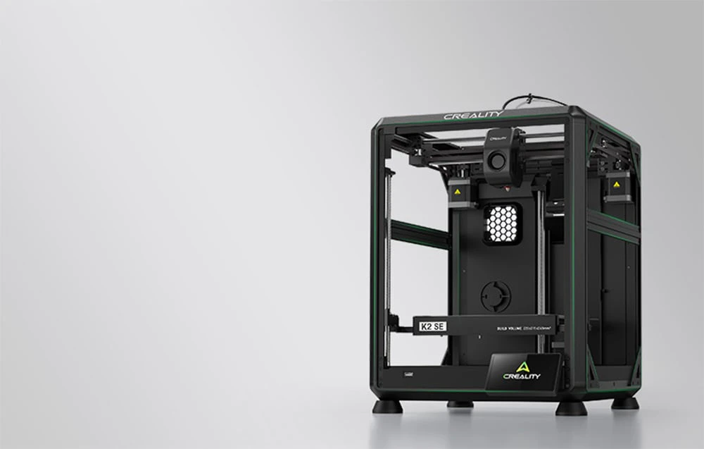 Imprimanta 3D închisă Creality K2 SE văzută din față.