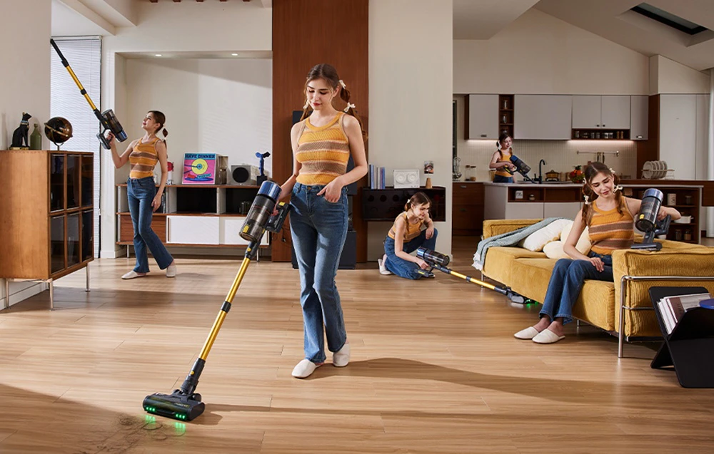 O femeie demonstrează diverse utilizări și accesorii ale aspiratorului fără fir Proscenic P15 într-un cadru domestic