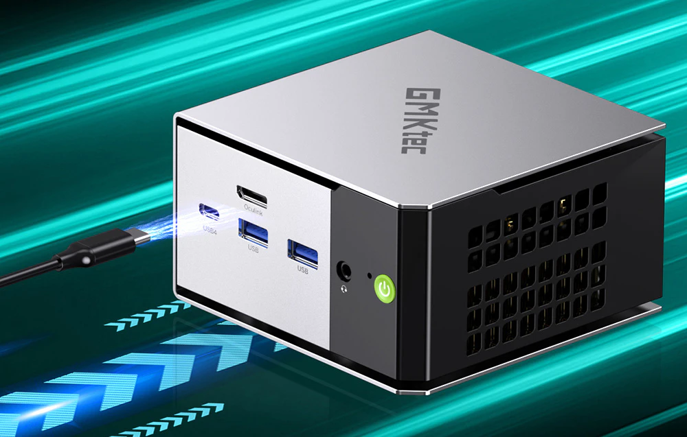 Vedere în prim-plan a panoului frontal al mini PC-ului GMKtec, cu un cablu conectat la portul USB4 și un buton de alimentare verde vizibil.