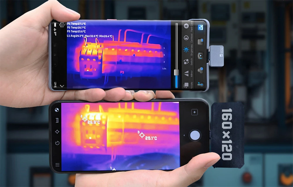 Două mâini țin smartphone-urile în poziție orizontală; cel de sus cu o mini-cameră termică, cel de jos cu un autocolant 160x120, ambele afișând imagini termice