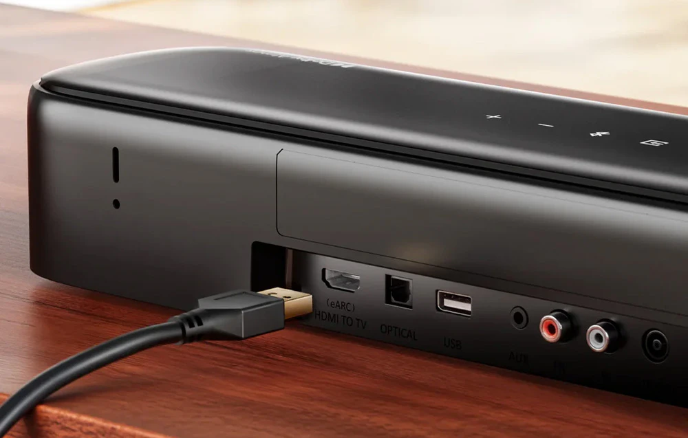 Prim-plan al părții din spate a soundbarului la care este conectat cablul HDMI