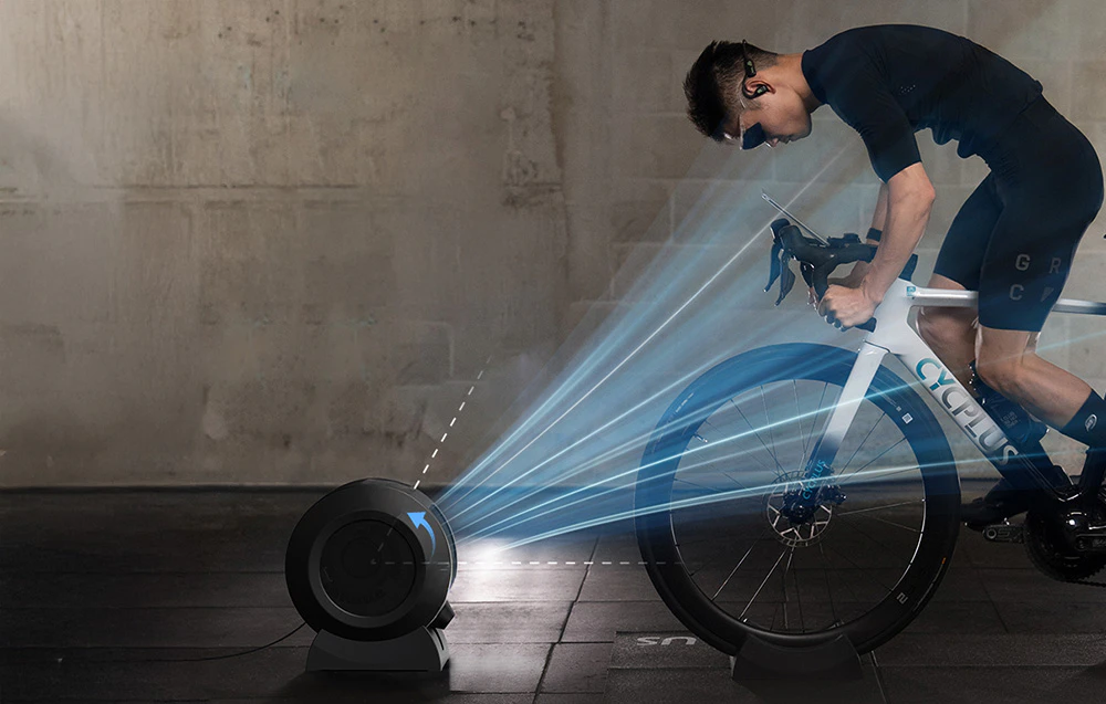 Biciclist care se antrenează pe bicicletă cu grafică de flux de aer cu ventilator