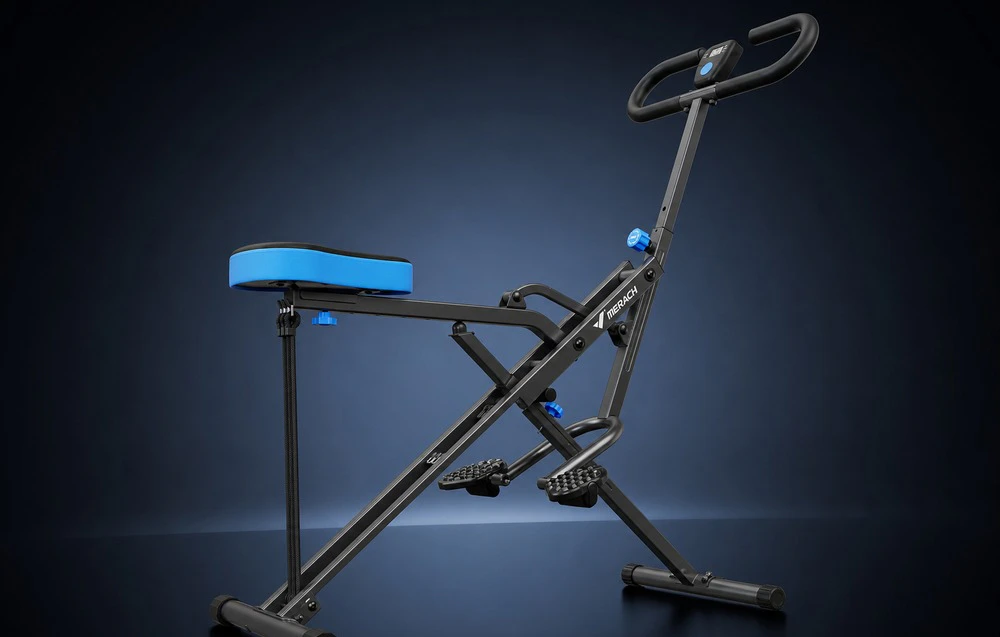 Aparatul de exerciții cu scaun este prezentat pe un fundal întunecat
