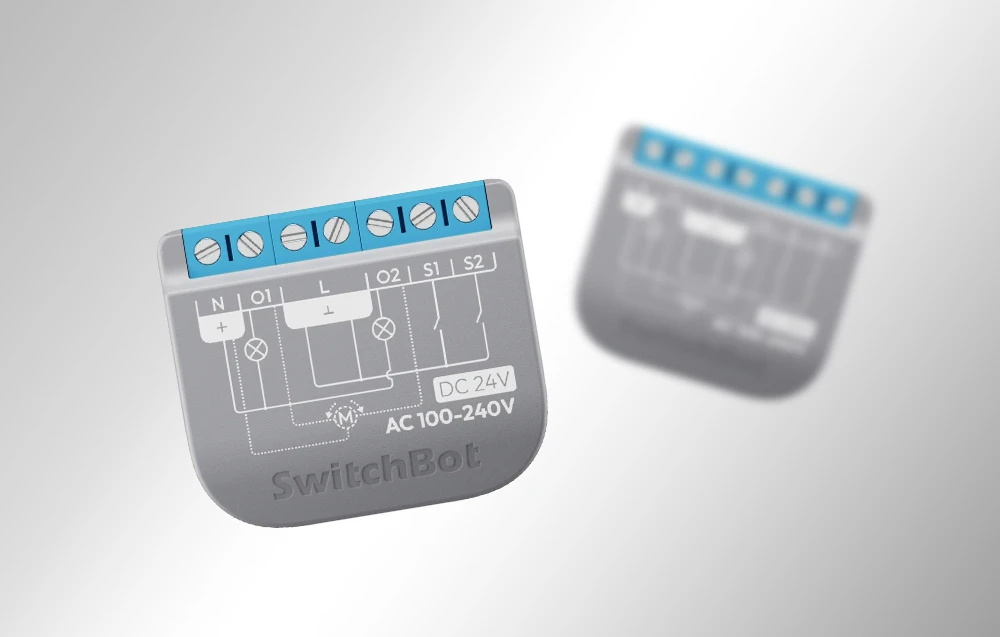 Două module Switch Relay Switch 2PM SwitchBot prezentate din perspective diferite, cu conectori și diagrame de cablare vizibile