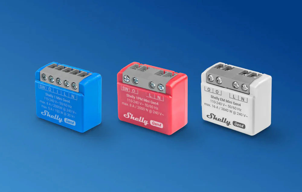 4 contoare de energie Shelly pe fundal albastru