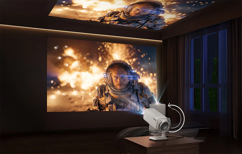 Un proiector amplasat pe o masă afișează un film cu un astronaut simultan pe perete și tavan într-o cameră întunecată