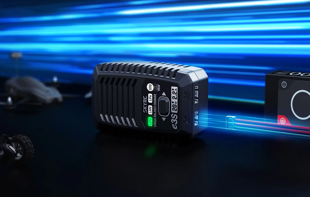 Încărcător SKYRC e3S cu cablu de încărcare conectat.